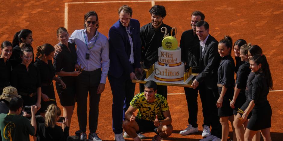 El español Carlos Alcaraz posa con el pastel por su 20 cumpleaños tras vencer en la semifinal del Abierto de Madrid al croata Borna Coric el viernes 5 de mayo del 2023. (AP Foto/Manu Fernandez)