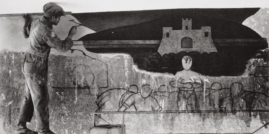 Pacheco pintando un muro, 1927.