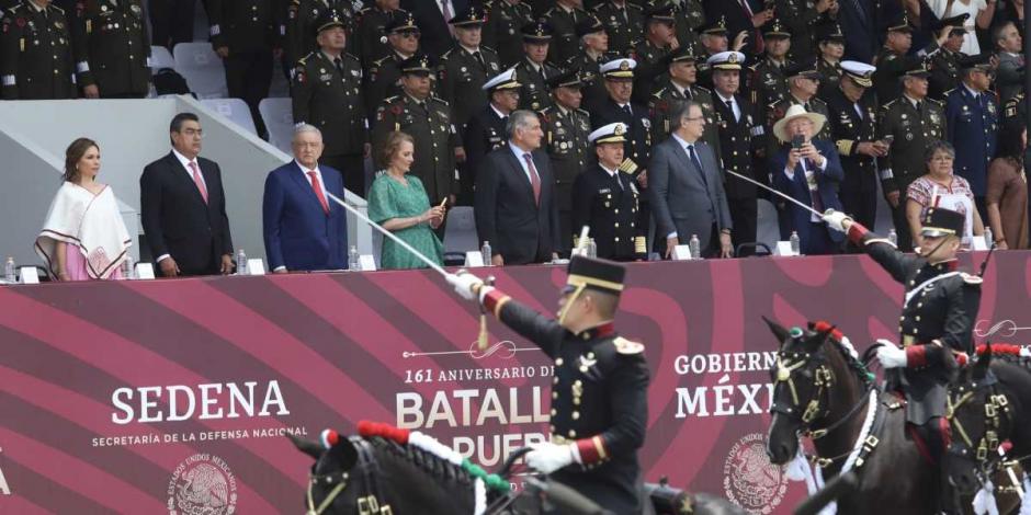 Acompañan 'corcholatas' a AMLO en ceremonia por la Batalla de Puebla.