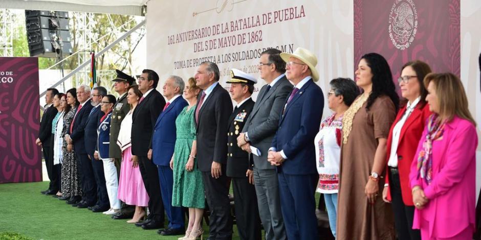 Acompañan a AMLO 3 “corcholatas”.