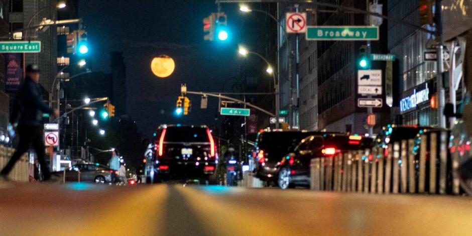 Eclipse lunar visto desde las calles de Nueva York, Estados Unidos.