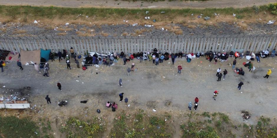 Cientos de migrantes fueron observados esta tarde entre los dos muros fronterizos que dividen a Tijuana de Estados Unidos.