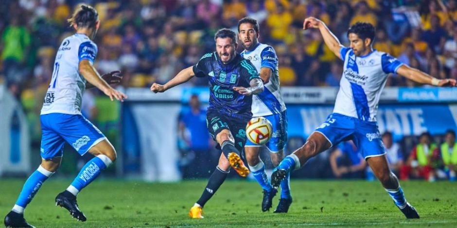 André-Pierre Gignac intenta un tiro en el duelo más reciente entre Tigres y Puebla.
