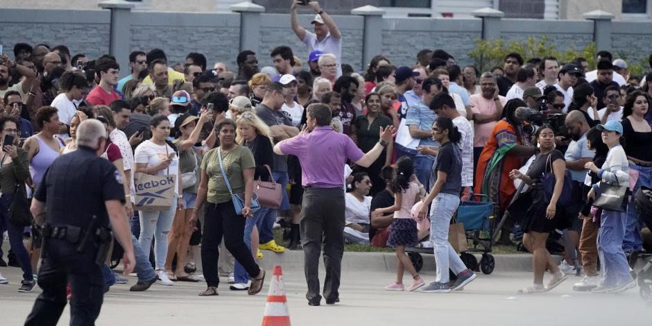 Personas se reúnen del otro lado de la calle de un centro comercial tras un tiroteo el sábado 6 de mayo de 2023 en Allen, Texas