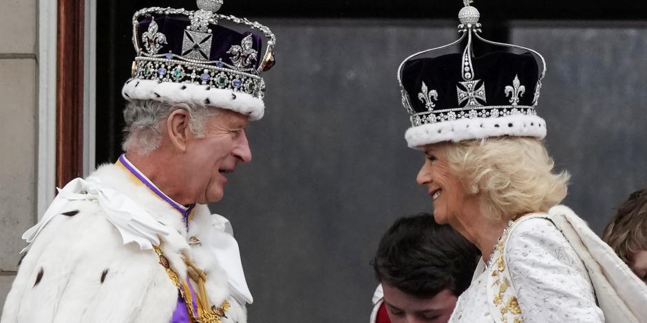 El rey Carlos III y la reina Camila sonríen en el balcón del Palacio de Buckingham tras la ceremonia de coronación en Londres, el sábado 6 de mayo de 2023