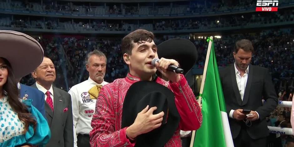 Beto Vega cantó el Himno Nacional de México momentos antes de la pelea del 'Canelo' Álvarez contra John Ryder.