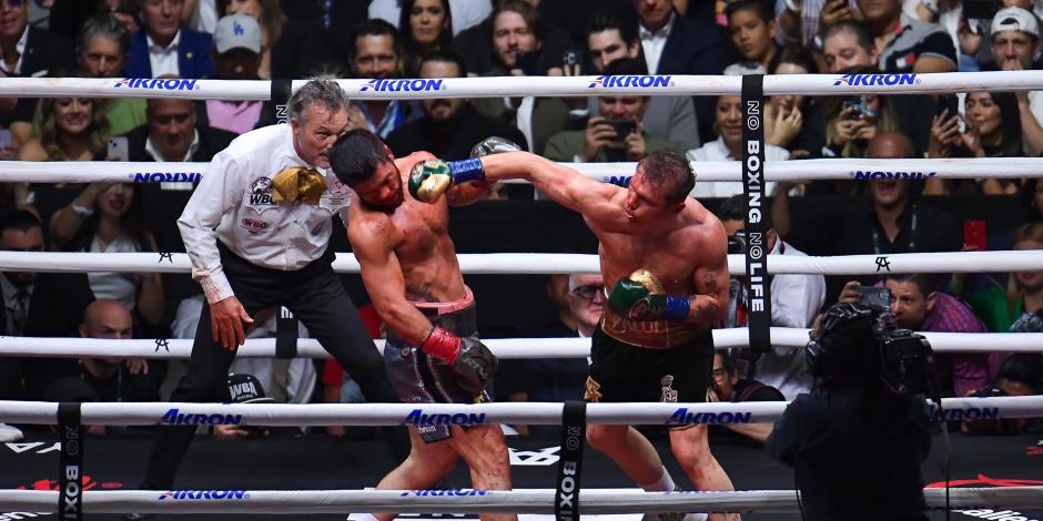 Canelo Álvarez conecta a John Ryder en su pelea en el Estadio AKRON.
