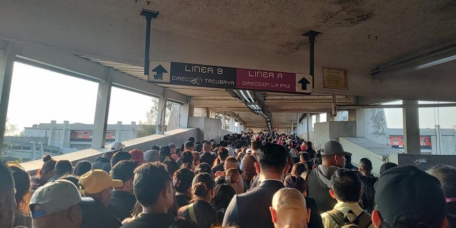 Metro CDMX inició la jornada con retrasos y aglomeraciones en rutas como la Línea 9, en foto.