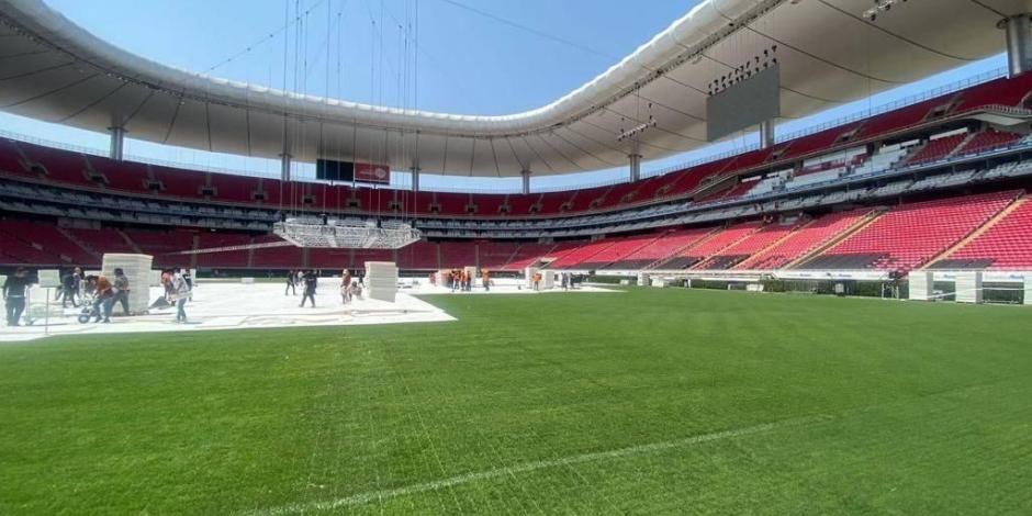 Enrique Alfaro, gobernador de Jalisco, cumplió con su promesa de mantener en buenas condiciones el césped del estadio Chivas.