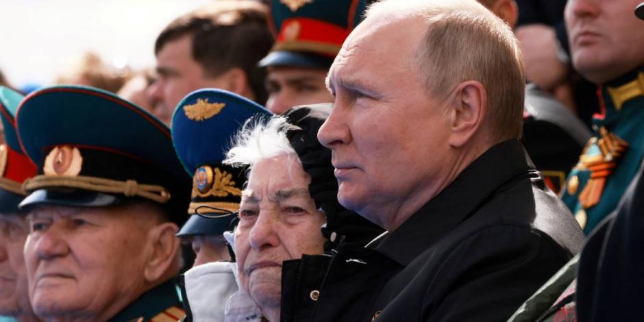 Vladimir Putin (izq.), durante un evento por el Día de la victoria, en Rusia.