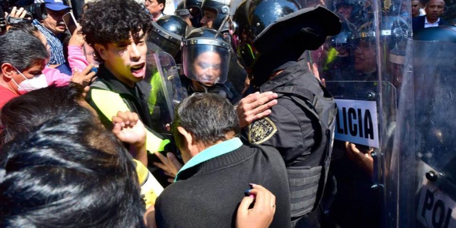 La discusión de la reforma generó un choque entre manifestantes y policías en Donceles y Allende, ayer.
