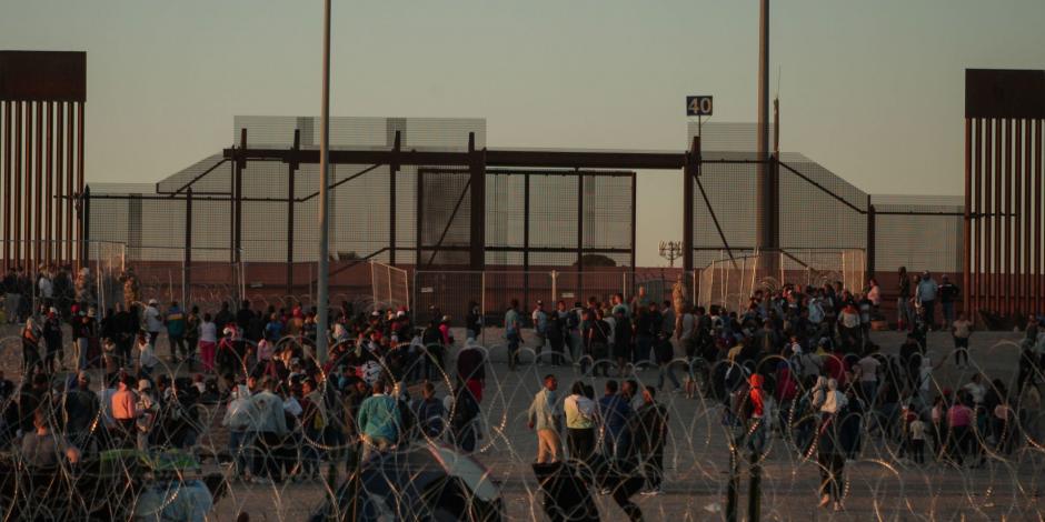 Migrantes de diversas nacionalidades cruzan la frontera entre Estados Unidos y México en Ciudad Juárez.