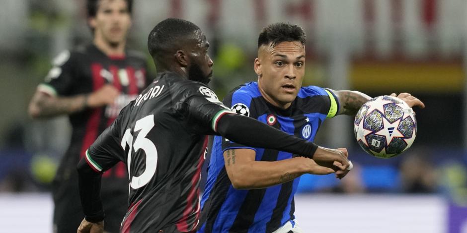 Lautaro Martinez va por el balón ante la marca de Fikayo Tomori durante la ida de semifinales de Champions League entre Milan e Inter.