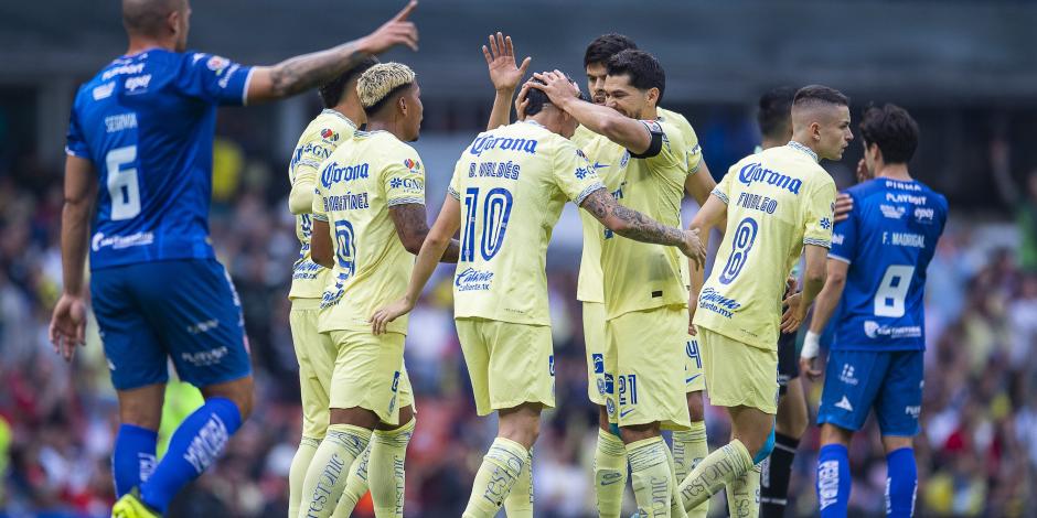 Futbolistas del América festejan un gol en el Torneo Clausura 2023.