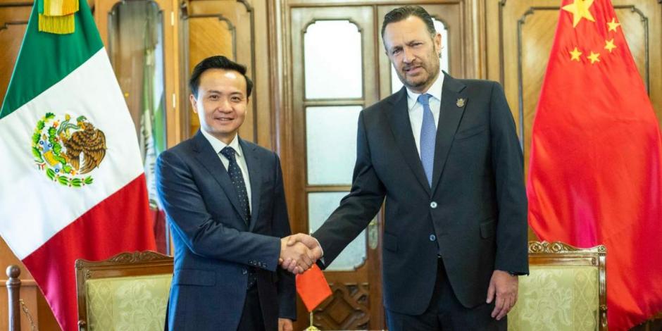 Mauricio Kuri se reúne con embajador de China en México.