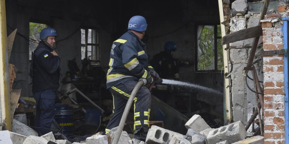 Personal de emergencias revisa las condiciones de zonas atacadas en Zaporiyia.