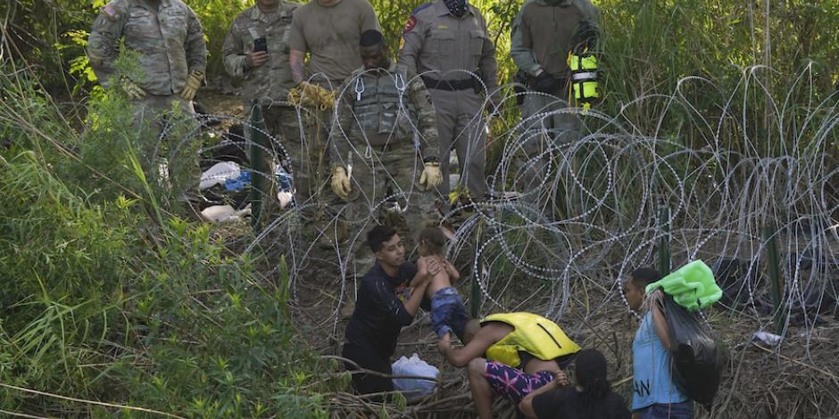 Gobierno de Abbott en Texas pone alambre de púas para frenar a migrantes, ayer.