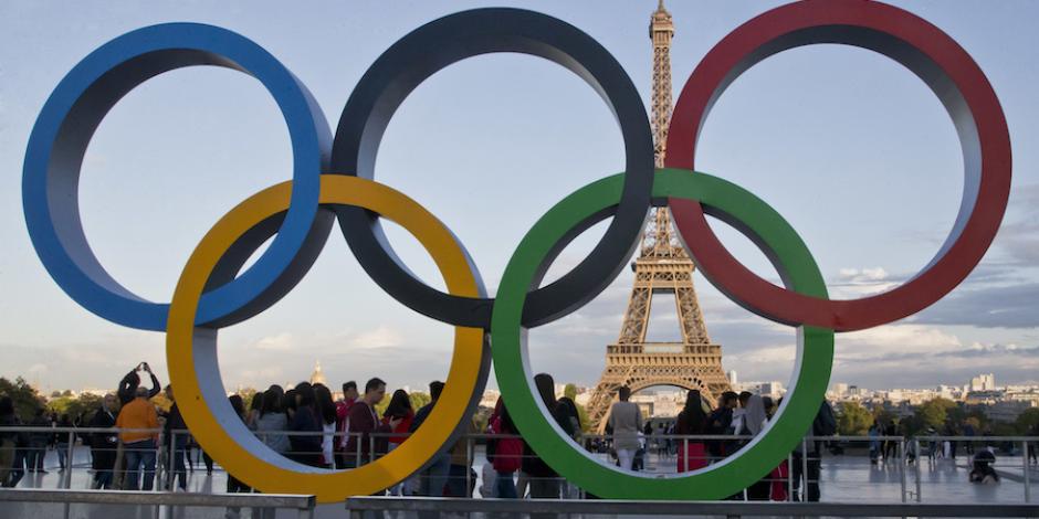 Los aros olímpicos en la Plaza de Trocadero, en París, Francia.