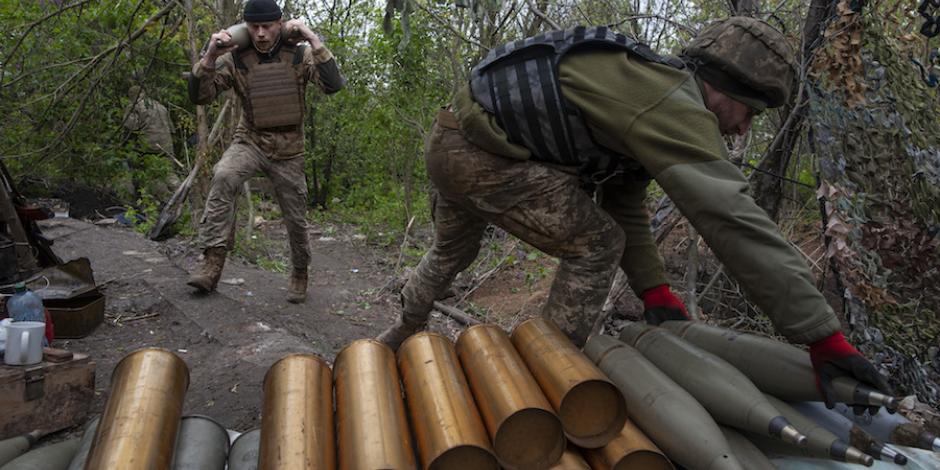 Tropas ucranianas alistan sus armas contra el invasor, ayer.