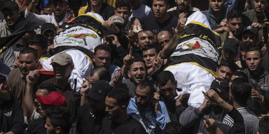 Palestinos cargan los cuerpos de dos presuntos yihadistas para su entierro, ayer.