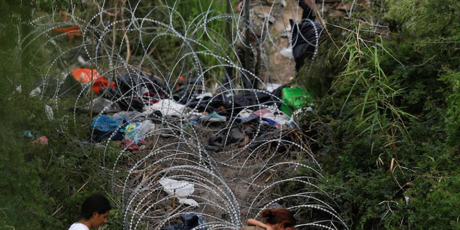 Agentes de seguridad de Estados Unidos colocaron alambre de púas en la frontera con México a fin de contener el ingreso ilegal de migrantes, ayer.