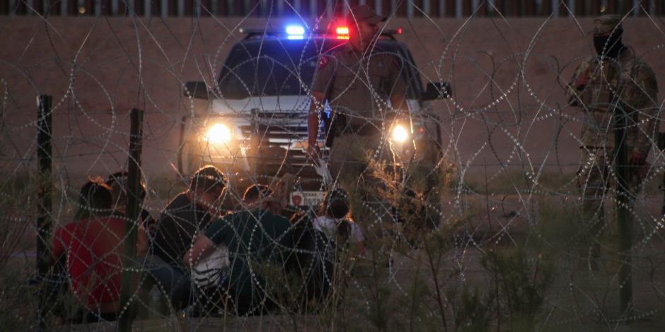 Migrantes de diversas nacionalidades esperan para ser procesados por las autoridades del departamento de migración de EUA.