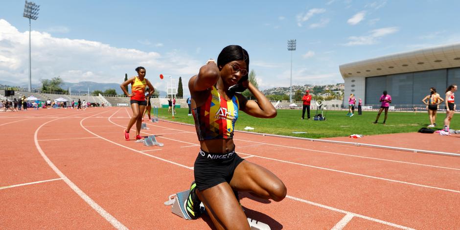En la imagen, la velocista francesa Halba Diouf, de 21 años, una atleta transgénero que sueña con competir en los Juegos Olímpicos y Paralímpicos de París 2024