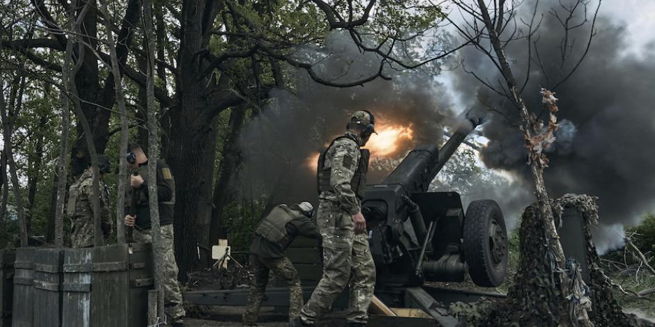 Soldados ucranianos disparan un cañón contra fuerzas rusas cerca de Bájmut, ayer.