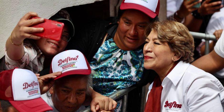 Delfina Gómez (camisa blanca), ayer, durante un evento realizado en Temoaya.