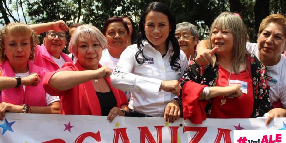 Alejandra del Moral, abanderada del PRI (centro), ayer, con mujeres del colectivo “Sociedad Valiente”.