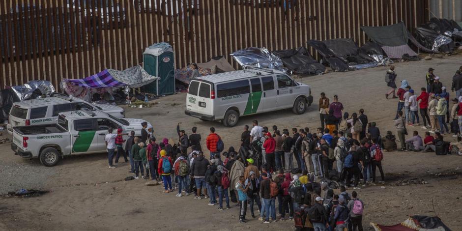 Cientos de migrantes acamparon en los muros fronterizos, el pasado 9 de mayo.