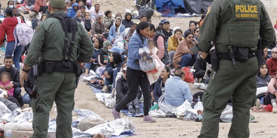 Agentes seleccionan a familias y a mujeres con niños, en la frontera de San Diego.
