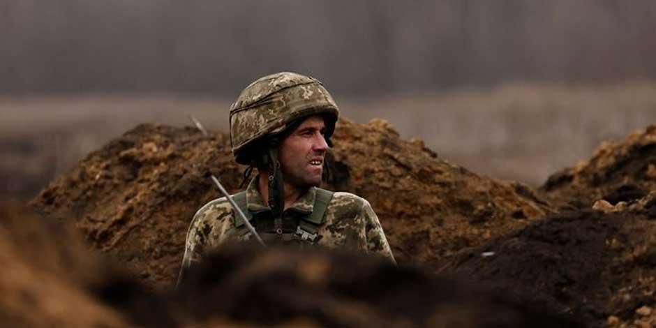 Un soldado ucraniano en una posición de primera línea cerca de Bajmut