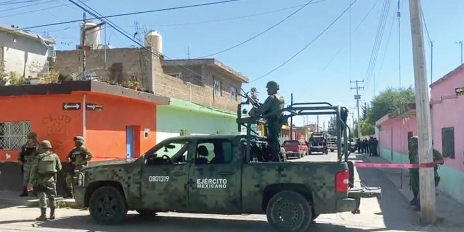 Elementos del Ejército resguardan la zona en donde fue atacada la casa del director de Seguridad Pública del municipio de Calera, con saldo de un agresor lesionado, ayer.