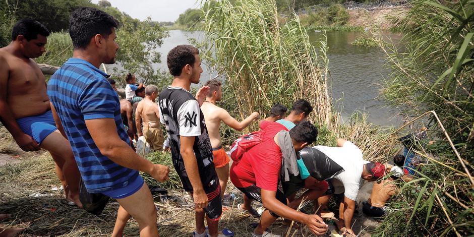 Indocumentados cruzan el Río Bravo  para entregarse a la Patrulla Fronteriza el pasado 12 de mayo.