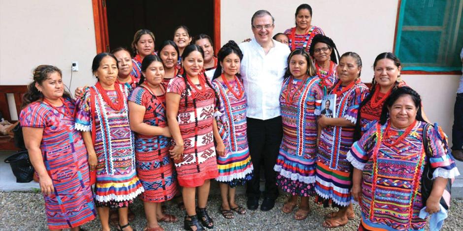 El canciller con mujeres de Tuxtepec, Oaxaca, ayer.
