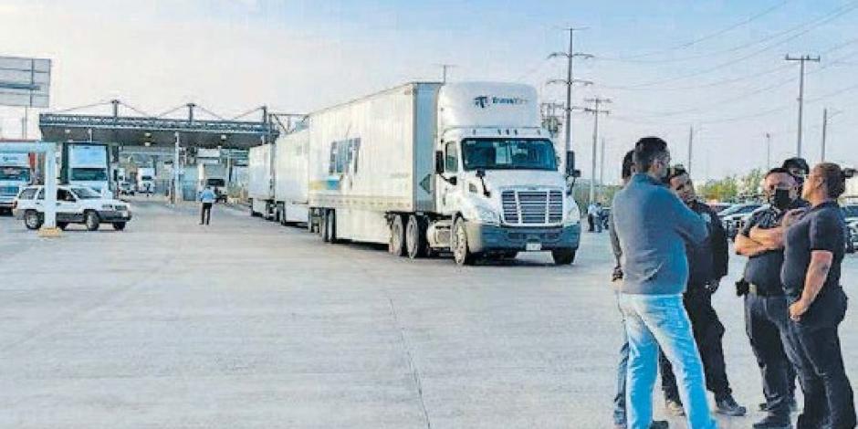 Transportitas de carga en la frontera México-Estados Unidos.