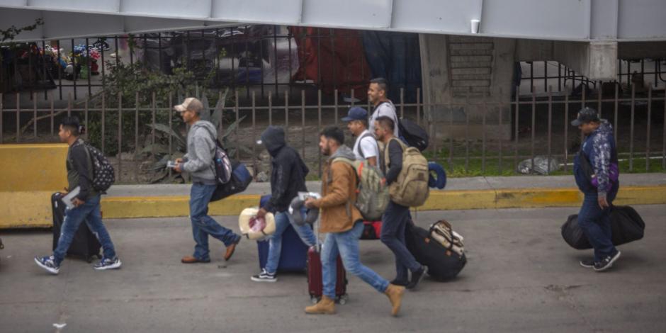 Migrantes que cruzan la frontera entre México y Estados Unidos por vías legales.