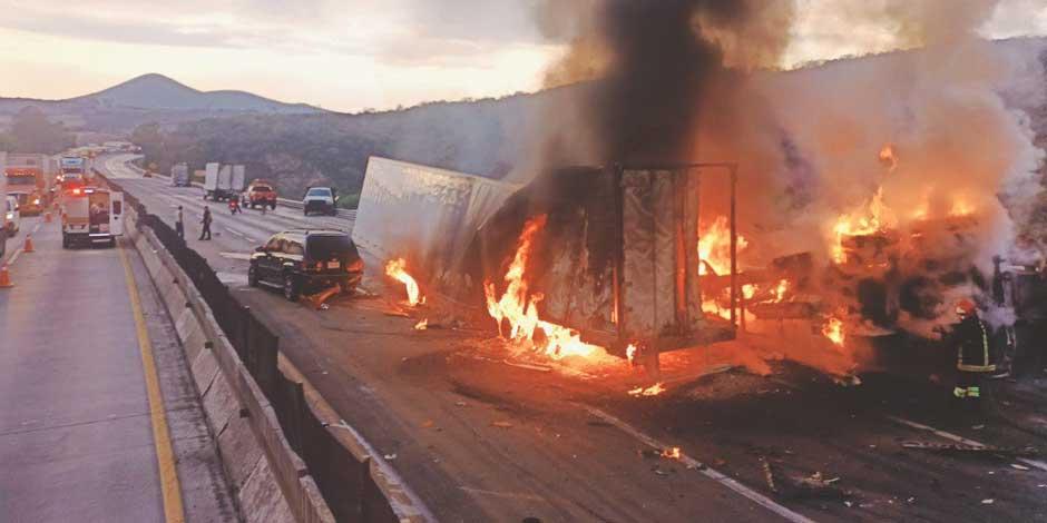 Por accidente en la carretera México-Querétaro, continua cierre parcial debido a las trabajos de retiro de escombros