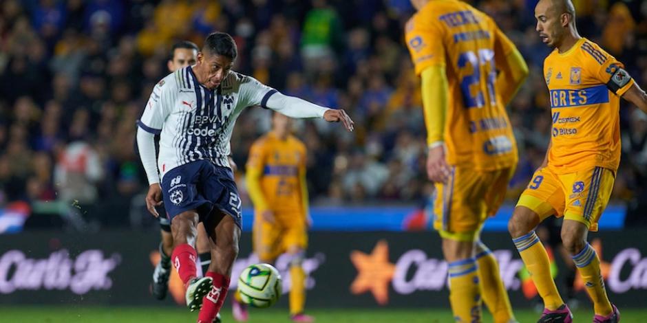 Luis Romo le pega al balón antes de marcar el gol con el que Rayados venció a Tigres el pasado 18 de marzo en el Universitario.