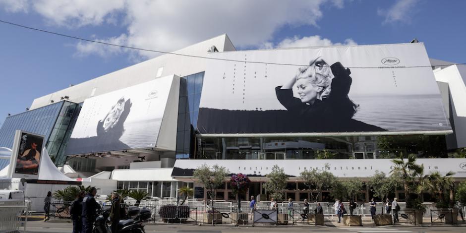 Un cartel de la cinta La llamada, con Catherine Denueve, ayer en Cannes, Francia.