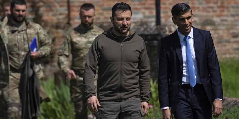 El presidente Volodimir Zelenski (izq.) camina junto al premier británico, Rishi Sunak, escoltados por su equipo, ayer.