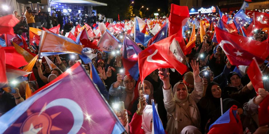Simpatizantes de Erdogan ondean banderas del país tras los resultados que le dan la victoria parcial.