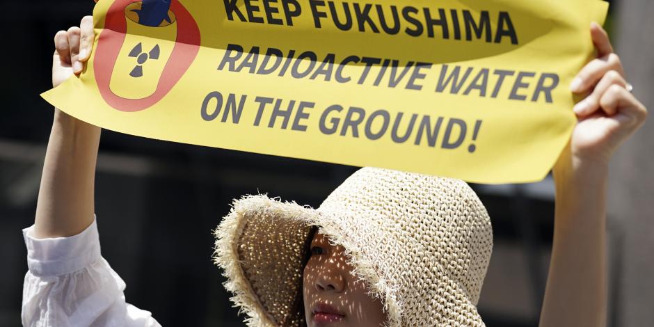 Docenas de activistas contrarios a la energía nuclear se manifestaron para pedir que Japón abandone su plan de verter al mar agua tratada pero aún radiactiva de una central nuclear dañada por un tsunami en 2011