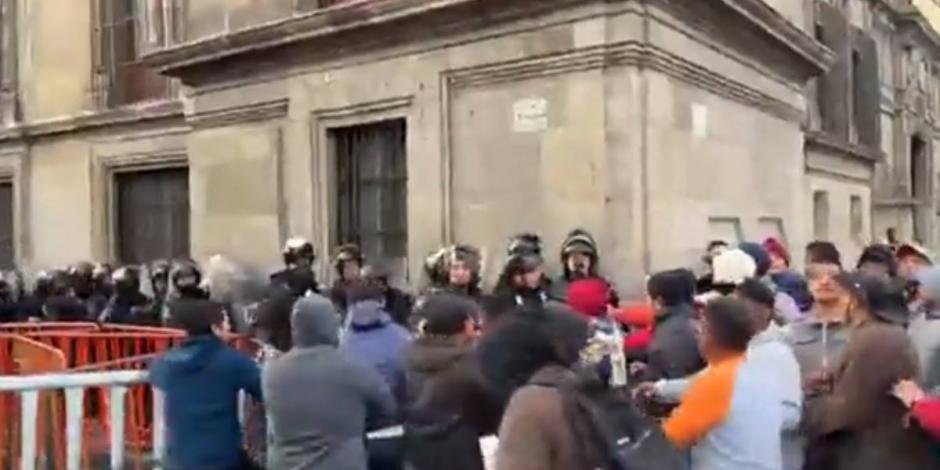 Trabajadores de la CNTE protestan afuera de Palacio Nacional.
