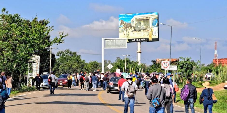 CNTE bloqueó vialidades de Oaxaca, por lo cual se cerró el aeropuerto.