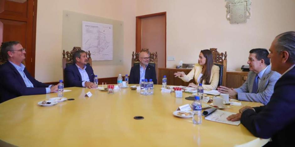 Tere Jiménez se reúne con el director general del Banco Santander México.