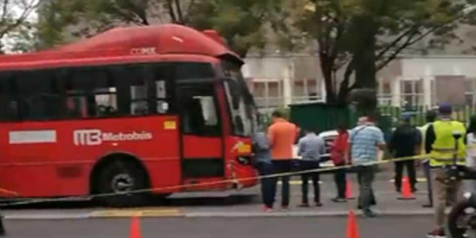 Muere Mujer atropellada en carriles de la Línea 3 del Metrobús, una unidad articulada involucrada en el incidente