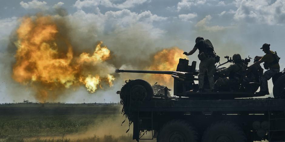 Soldados ucranianos disparan sus armas contra el invasor en Bajmut.