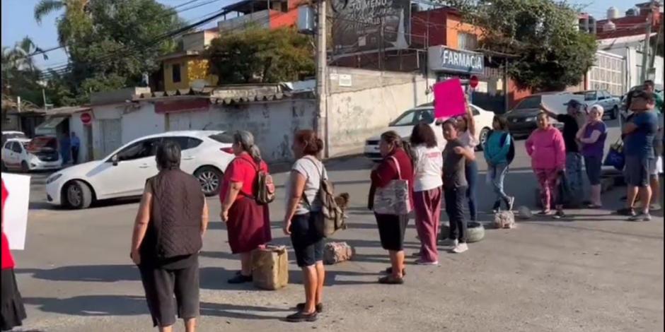 Vecinos de la colonia Oriente de la capital de Morelos, en su protesta, ayer.